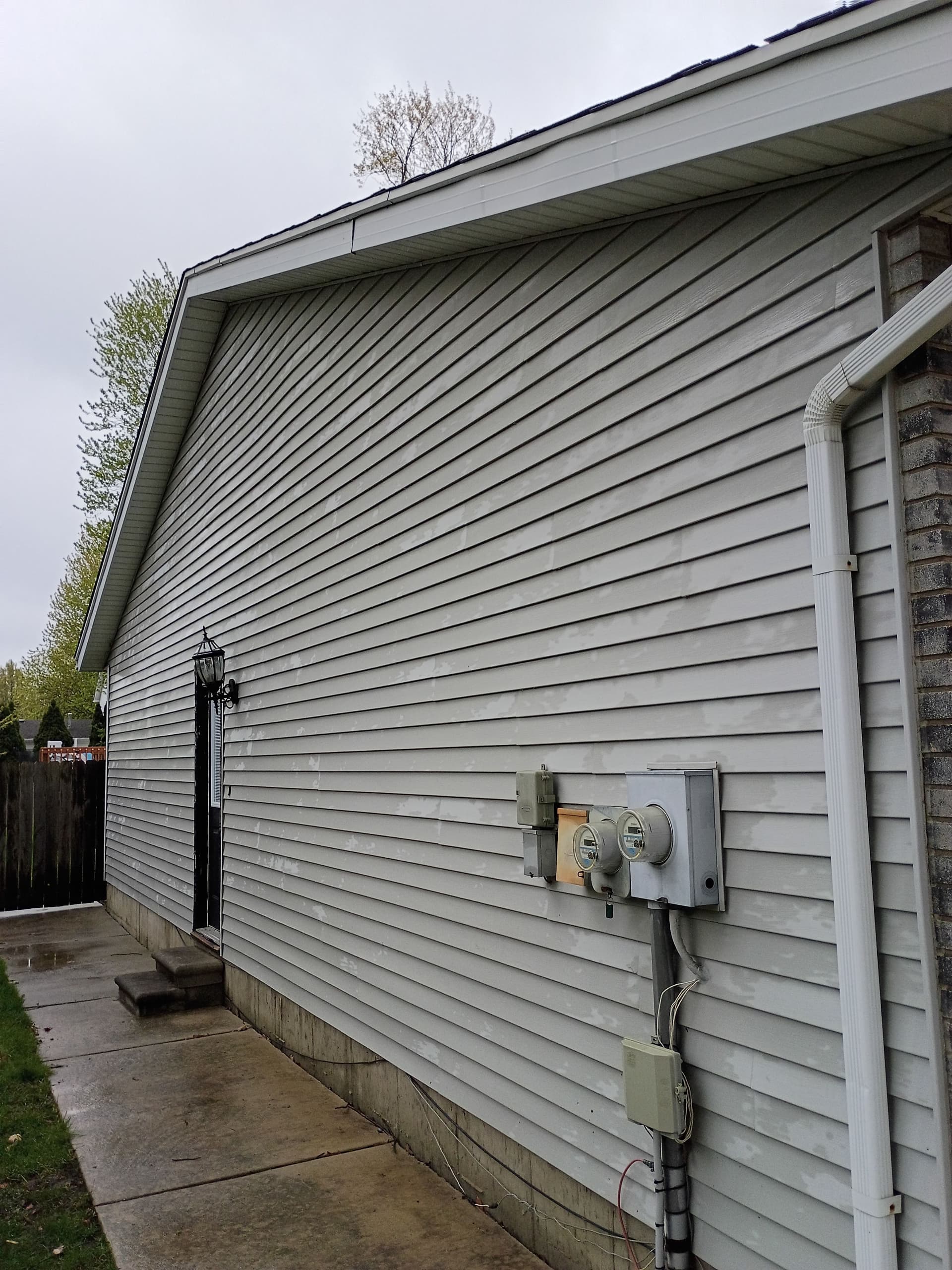 Gallery photos for House Wash Clears Algae and Dull Siding in Marysville: Image #1